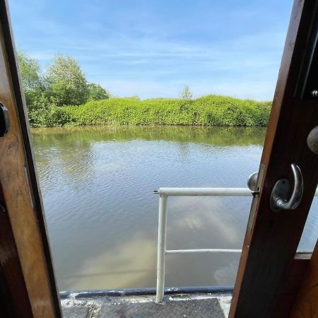 Dutch Cruiser Ship On A Tranquil Secluded River Tonbridge Extérieur photo