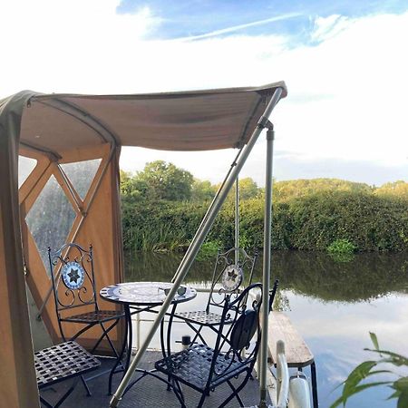 Dutch Cruiser Ship On A Tranquil Secluded River Tonbridge Extérieur photo