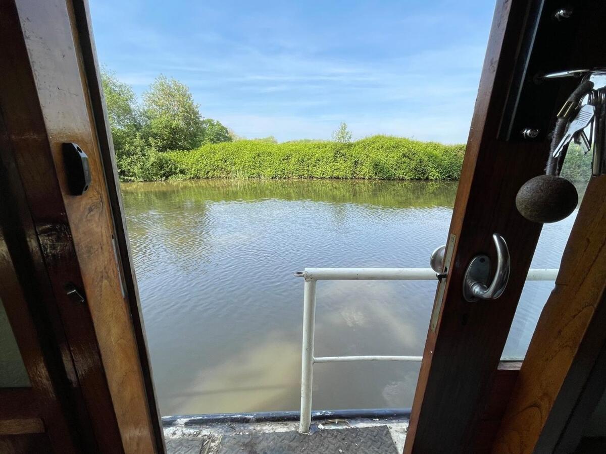 Dutch Cruiser Ship On A Tranquil Secluded River Tonbridge Extérieur photo