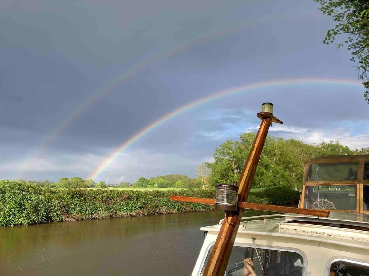 Dutch Cruiser Ship On A Tranquil Secluded River Tonbridge Extérieur photo