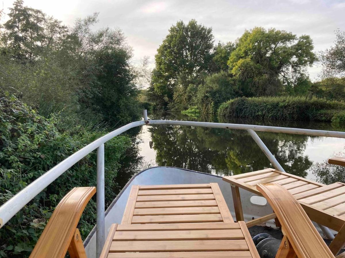 Dutch Cruiser Ship On A Tranquil Secluded River Tonbridge Extérieur photo