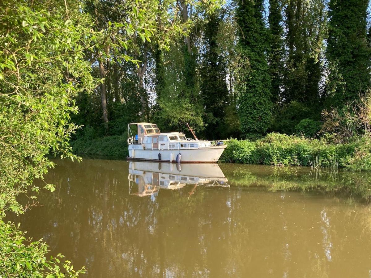 Dutch Cruiser Ship On A Tranquil Secluded River Tonbridge Extérieur photo