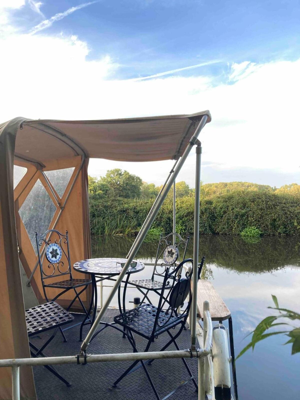 Dutch Cruiser Ship On A Tranquil Secluded River Tonbridge Extérieur photo