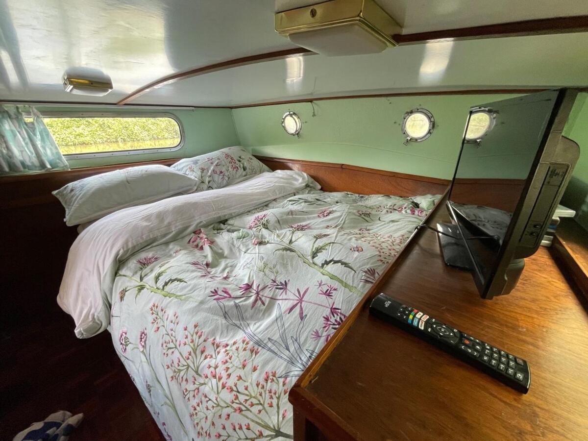 Dutch Cruiser Ship On A Tranquil Secluded River Tonbridge Extérieur photo
