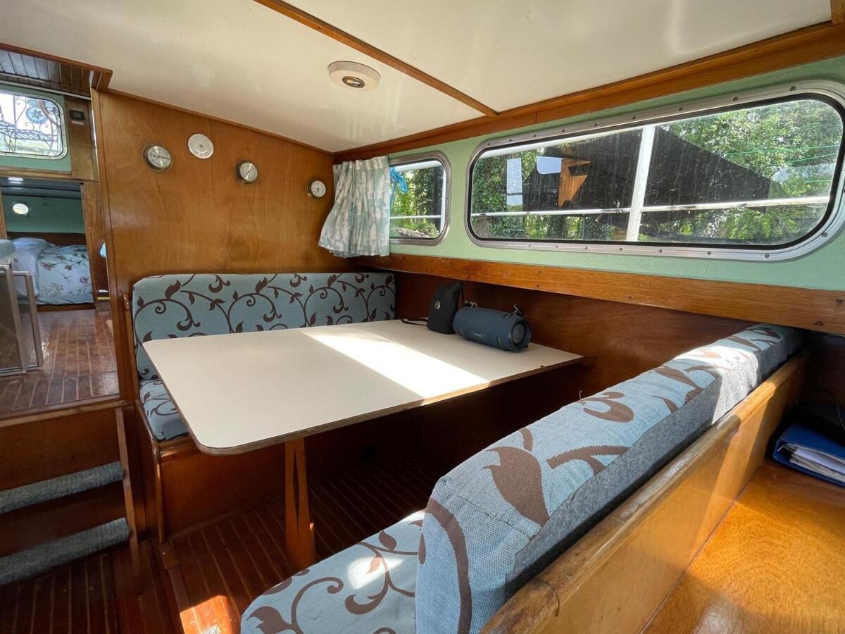 Dutch Cruiser Ship On A Tranquil Secluded River Tonbridge Extérieur photo