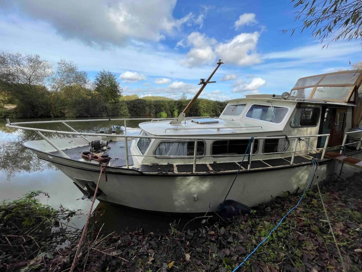 Dutch Cruiser Ship On A Tranquil Secluded River Tonbridge Extérieur photo