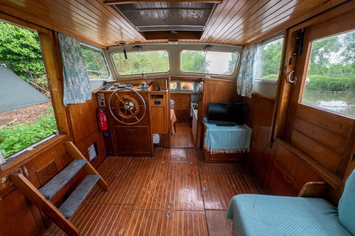 Dutch Cruiser Ship On A Tranquil Secluded River Tonbridge Extérieur photo