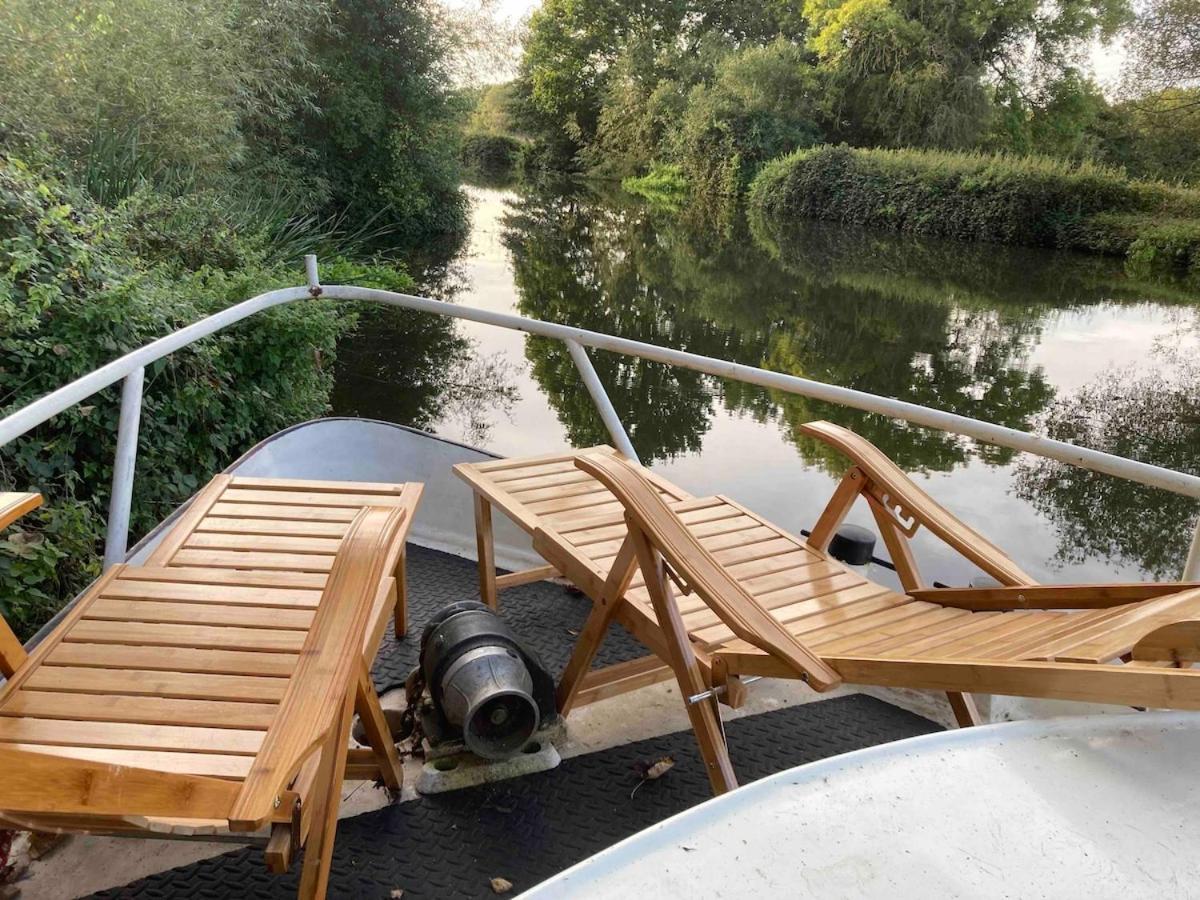 Dutch Cruiser Ship On A Tranquil Secluded River Tonbridge Extérieur photo
