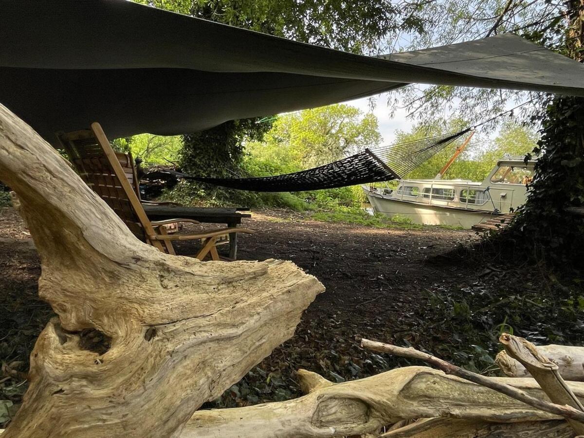 Dutch Cruiser Ship On A Tranquil Secluded River Tonbridge Extérieur photo