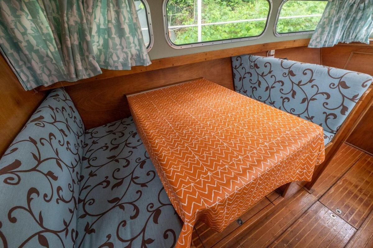 Dutch Cruiser Ship On A Tranquil Secluded River Tonbridge Extérieur photo