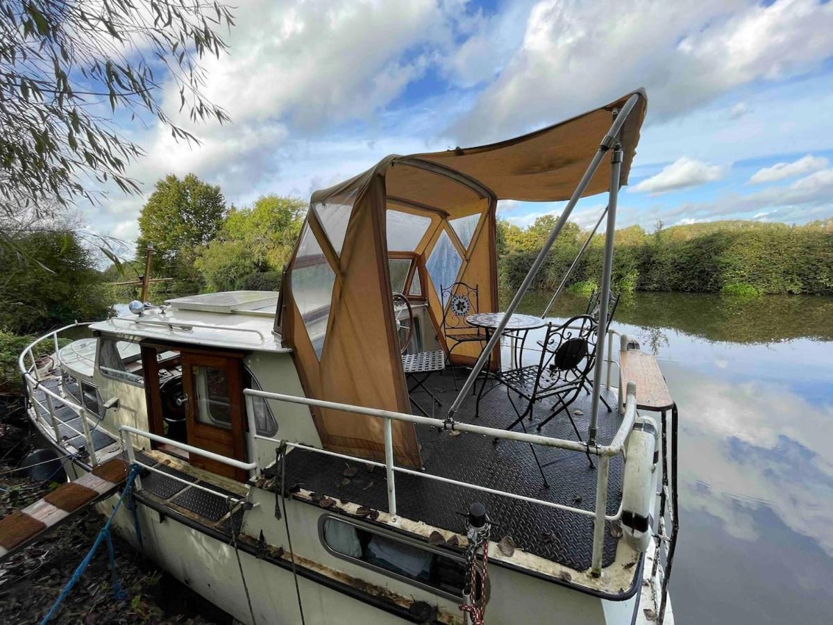 Dutch Cruiser Ship On A Tranquil Secluded River Tonbridge Extérieur photo