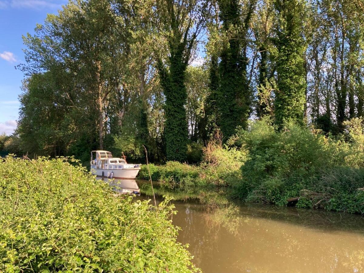 Dutch Cruiser Ship On A Tranquil Secluded River Tonbridge Extérieur photo