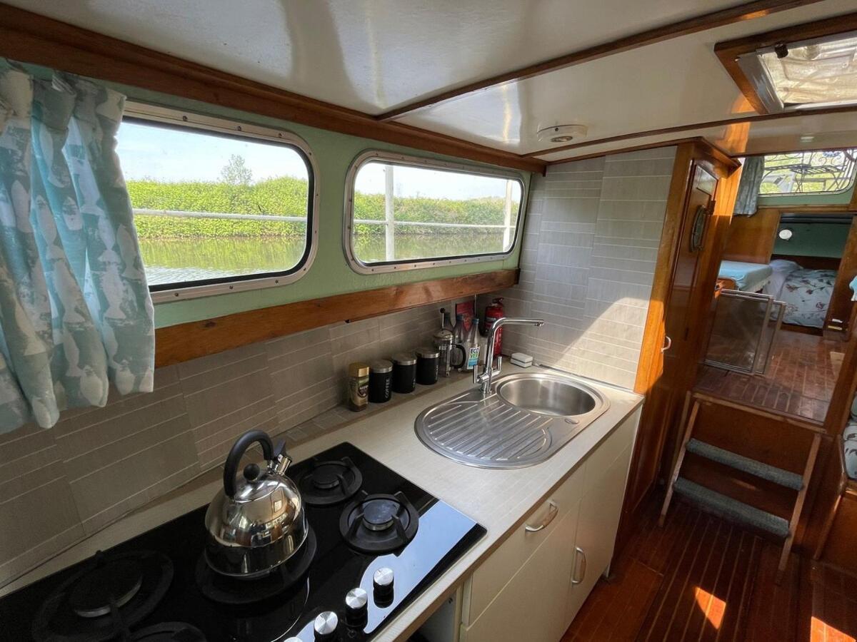 Dutch Cruiser Ship On A Tranquil Secluded River Tonbridge Extérieur photo