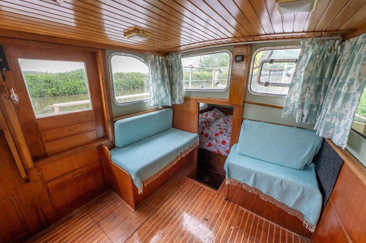 Dutch Cruiser Ship On A Tranquil Secluded River Tonbridge Extérieur photo