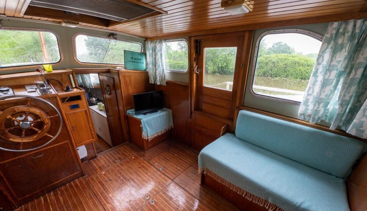 Dutch Cruiser Ship On A Tranquil Secluded River Tonbridge Extérieur photo
