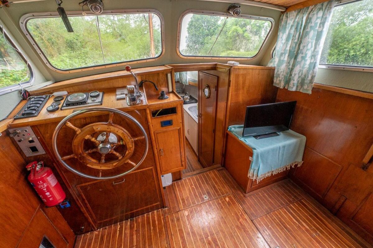 Dutch Cruiser Ship On A Tranquil Secluded River Tonbridge Extérieur photo