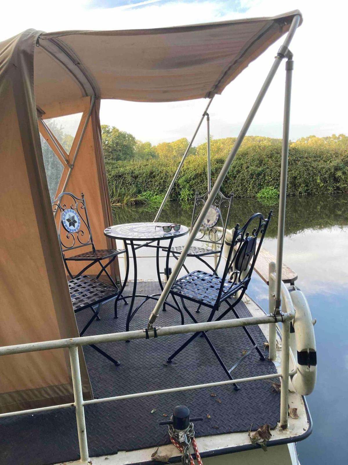Dutch Cruiser Ship On A Tranquil Secluded River Tonbridge Extérieur photo