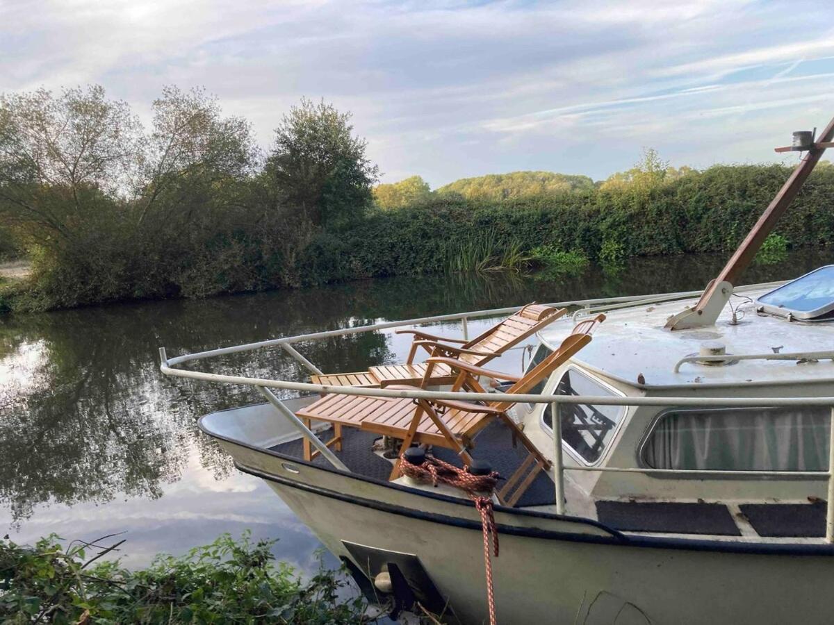 Dutch Cruiser Ship On A Tranquil Secluded River Tonbridge Extérieur photo