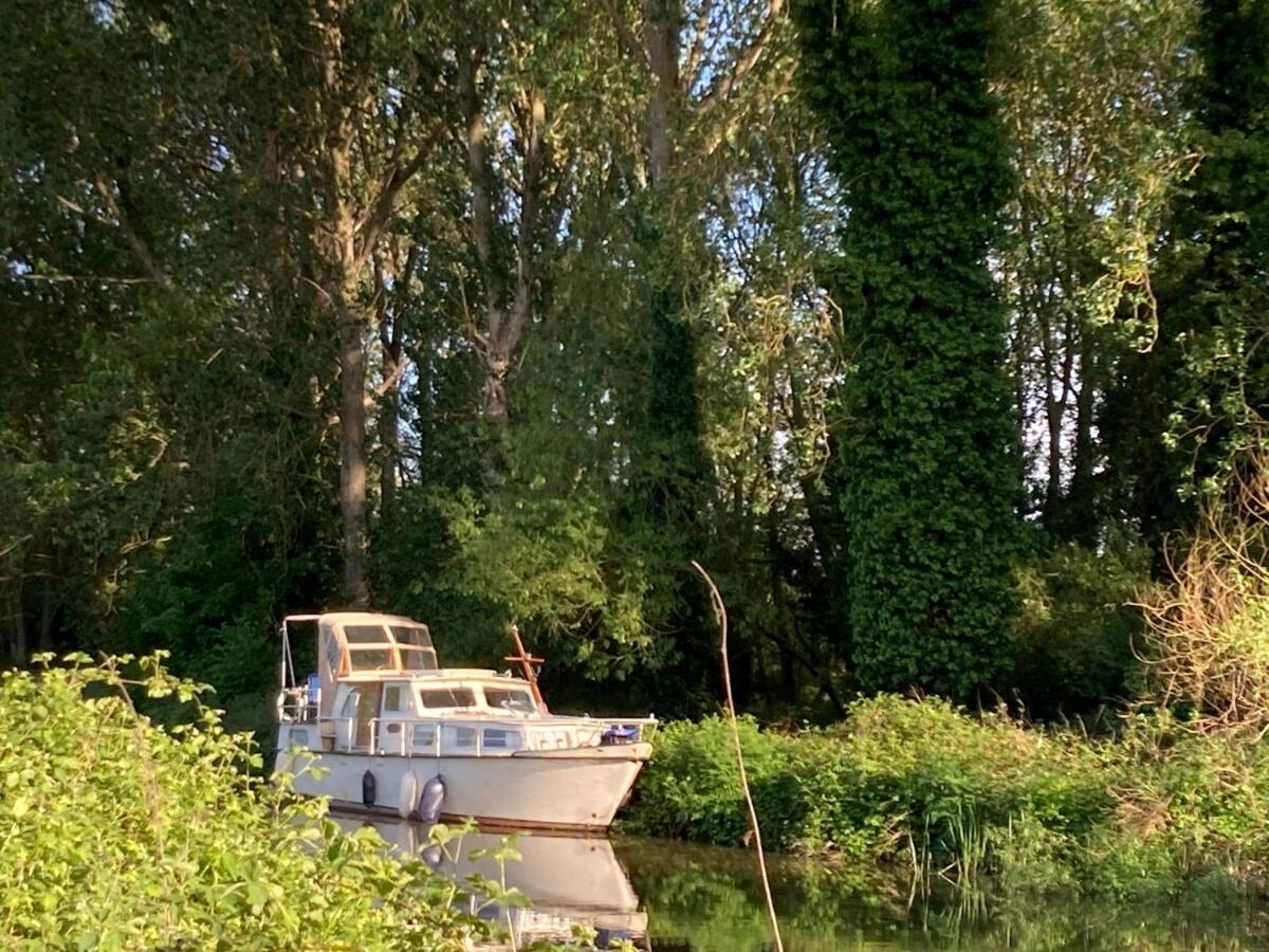 Dutch Cruiser Ship On A Tranquil Secluded River Tonbridge Extérieur photo