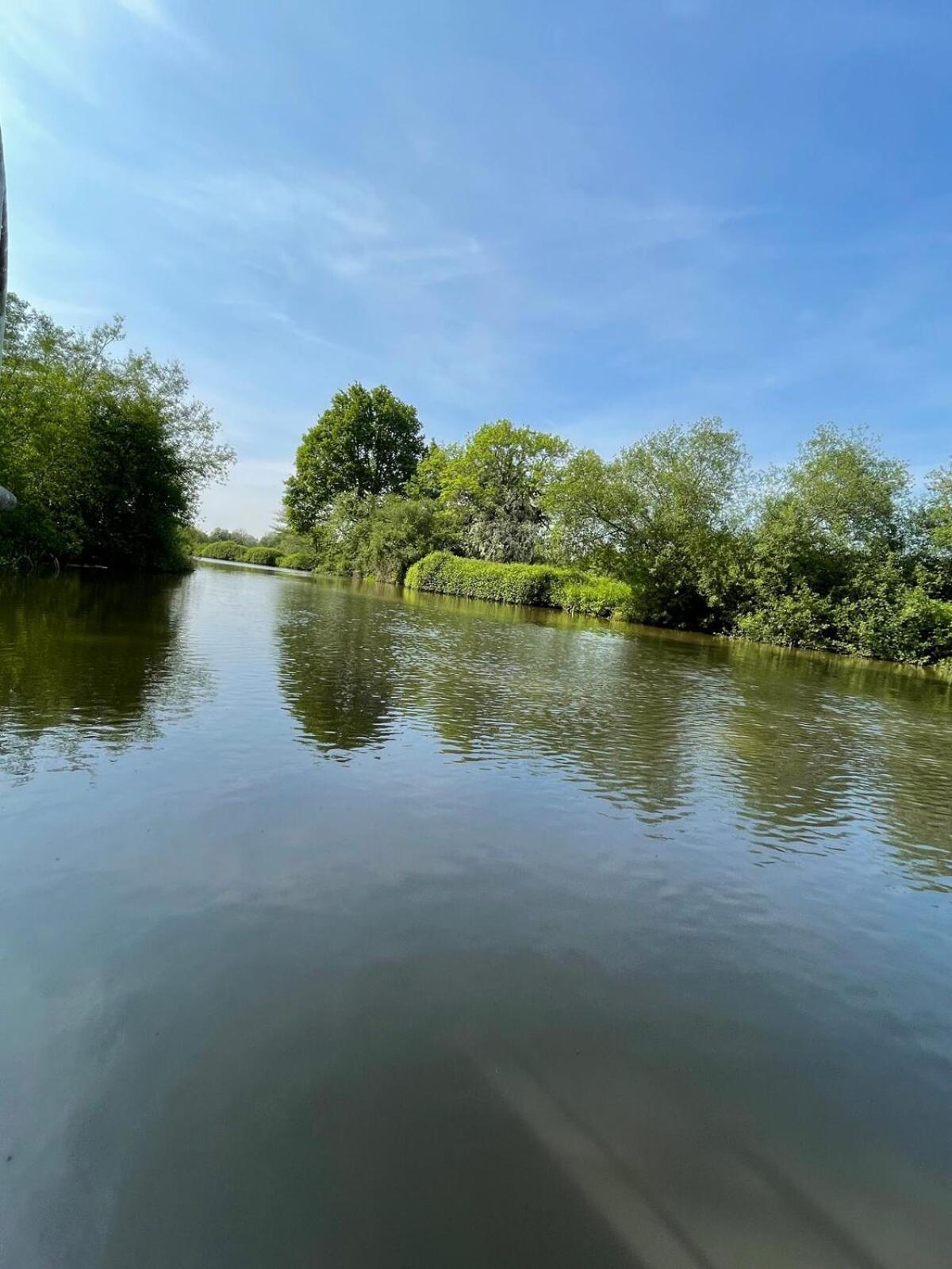 Dutch Cruiser Ship On A Tranquil Secluded River Tonbridge Extérieur photo