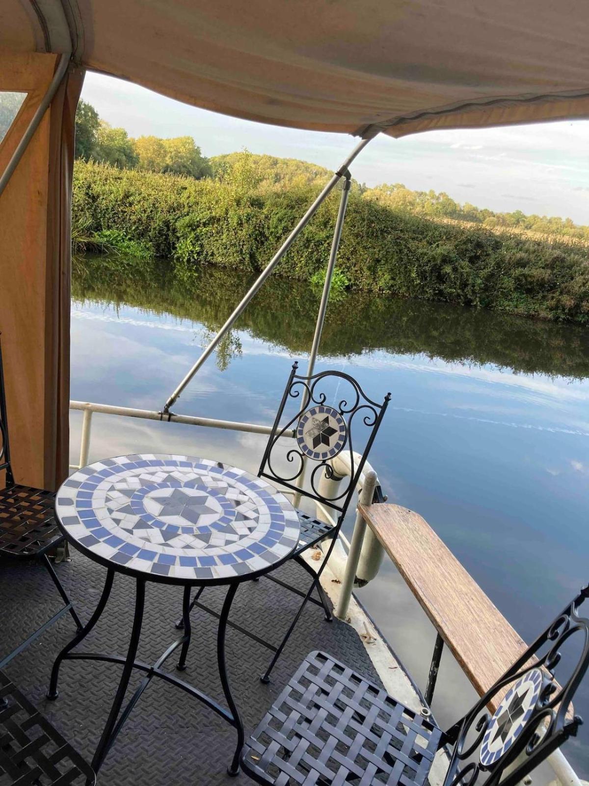 Dutch Cruiser Ship On A Tranquil Secluded River Tonbridge Extérieur photo