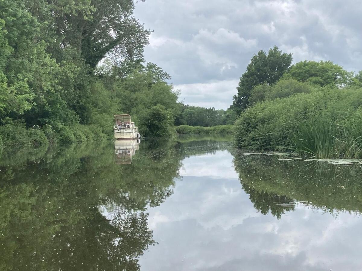 Dutch Cruiser Ship On A Tranquil Secluded River Tonbridge Extérieur photo