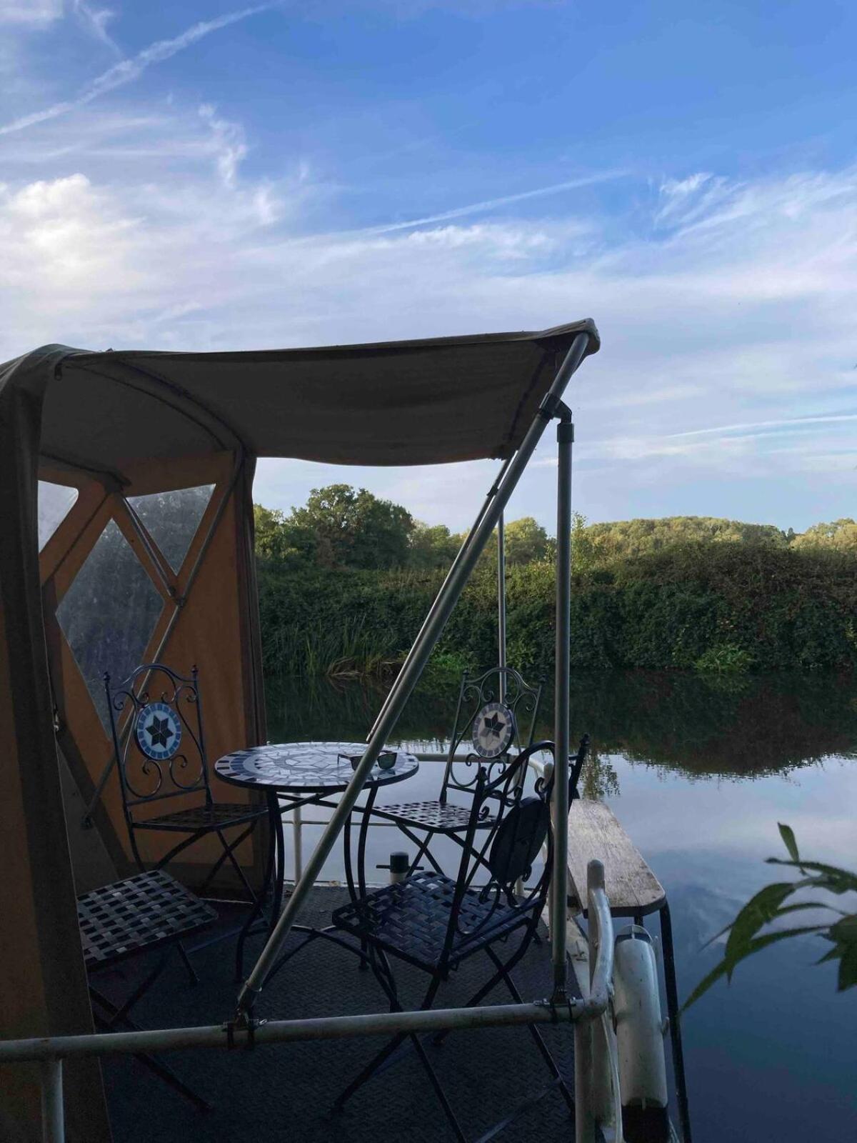 Dutch Cruiser Ship On A Tranquil Secluded River Tonbridge Extérieur photo