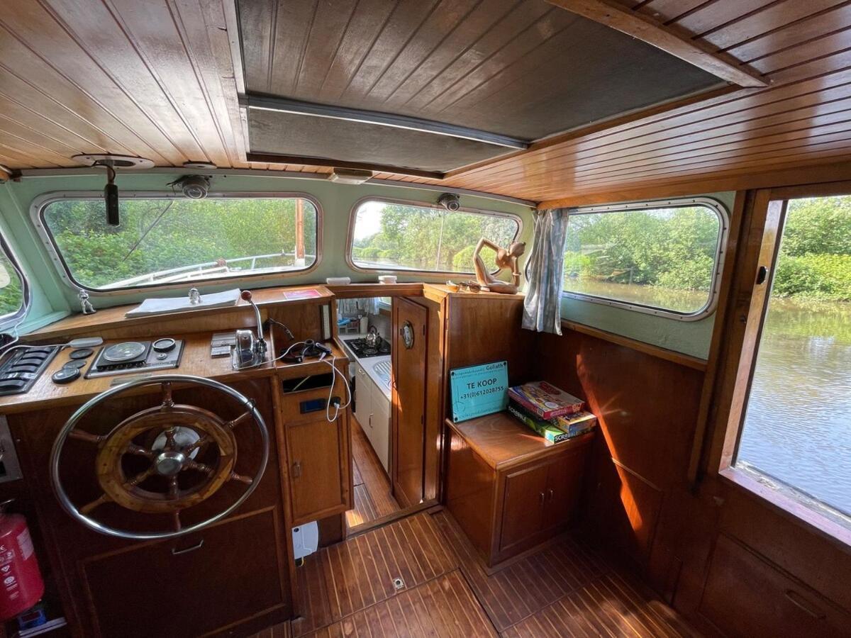 Dutch Cruiser Ship On A Tranquil Secluded River Tonbridge Extérieur photo