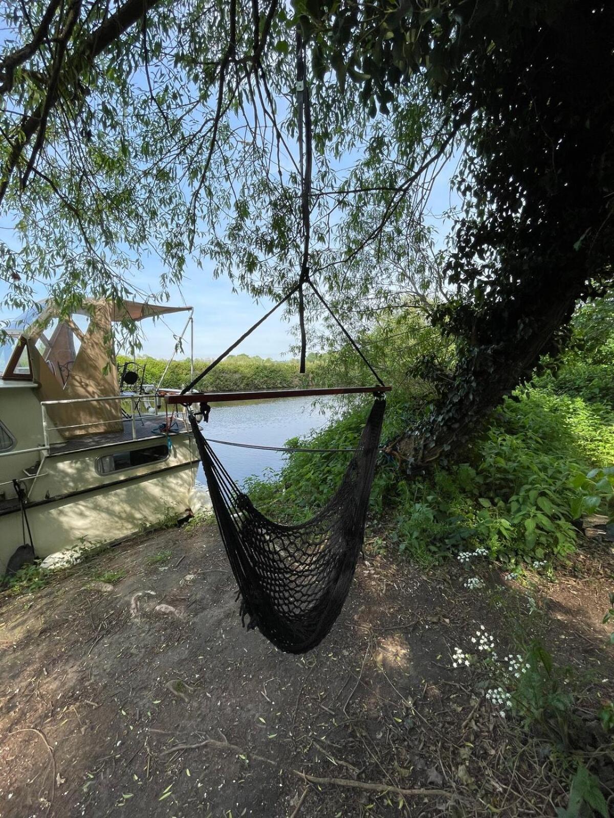 Dutch Cruiser Ship On A Tranquil Secluded River Tonbridge Extérieur photo